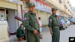 ်ကိုးကန့်တပ်ဖွဲ့ဝင်တချို့ကို လောက်ကိုင်မြို့မှာ တွေ့ရစဉ်၊ စက်တင်ဘာလ ၂၀၀၉