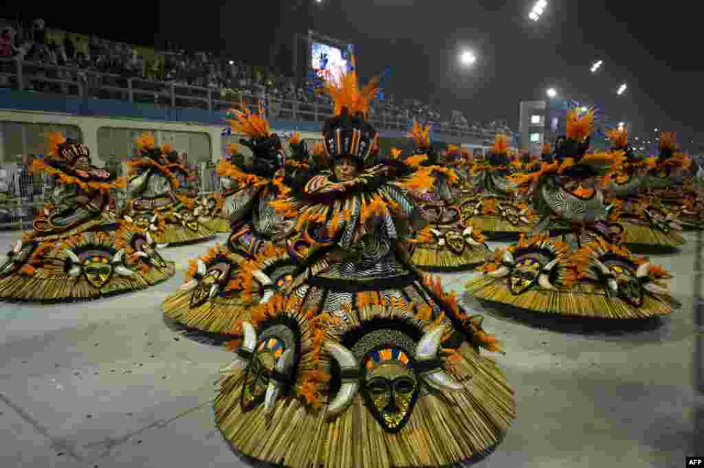 Penari dari sekolah samba X-9 tampil pada malam pertama parade Karnaval di Sao Paulo, Brasil.