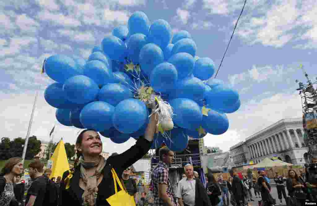 Orang-orang berkumpul di Lapangan Merdeka (Maidan Nezalezhnosti) untuk merayakan penandatanganan kesepakatan perdagangan bebas antara Ukraina dan Uni Eropa, di pusat kota Kiev. 