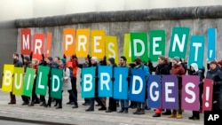 En Berlín llueven las críticas a Trump por la construcción de un muro fronterizo con México.