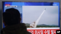 Seorang pria menyaksikan berita tentang peluncuran misil Korea Utara, yang ditayangkan melalui televisi di stasiun kereta api Seoul, Korea Selatan (Foto: dok).