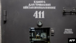 Оваа фотографија без датум објавена од Украинската претседателска прес-служба на 11 јануари 2025 година покажува наводен војник претставен како Севернокорејец како лежи во ќелија на непозната локација во Украина