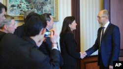 Ukrainian Prime Minister Arseniy Yatsenyuk (r) shakes hands with U.S. Senator Kelly Ayotte in Kyiv, March 23, 2014.