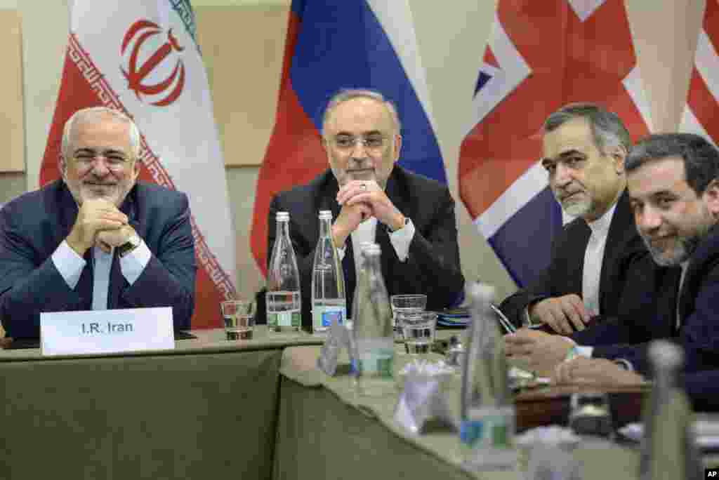 Menteri Luar Negeri Iran Javad Zarif (kiri), kepala Organisasi Energi Atom Iran Ali Akbar Salehi (kedua dari kiri), Asisten Khusus Presiden Rouhani Hossein Fereydoun (kedua dari kanan), dan Wakil Menteri Luar Negeri Iran Abbas Araghchi menunggu dimulainya negosiasi-negosiasi nuklir dengan para pejabat P5+1 di Hotel Beau Rivage Palace Hotel di Lausanne, Swiss (30/3). (AP/Brendan Smialowski)