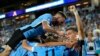 Jugadores de Uruguay celebran el primer gol de su equipo contra Panamá, anotado por su compañero Maximiliano Araujo, durante un partido de fútbol del Grupo C de la Copa América en Miami Gardens, Florida, el domingo 23 de junio de 2024.
