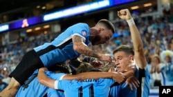 Marcelo Bielsa se enfrenta al reto de reestructurar la defensa uruguaya para la semifinal de la Copa América contra Colombia, debido a la lesión de Ronald Araújo y la suspensión de Nahitan Nández, con Matías Viña en duda por molestias.