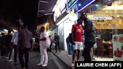Dans une rue du quartier Little Africa à Guangzhou, Chine, le 2 mars 2018. (Photo: Fred DUFOUR / AFP)