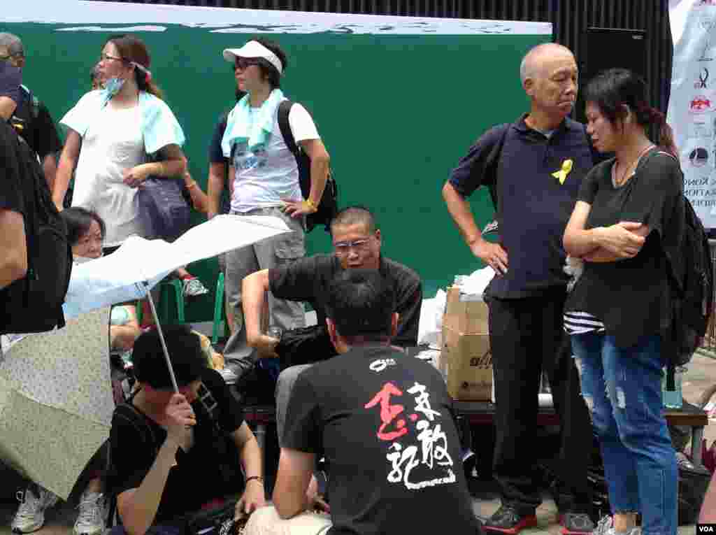 數千香港市民雲集政府總部聲援被困公民廣場學生(美國之音圖片/海彥拍攝)