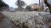Las temperaturas frías y un aspersor de césped crean hielo en el césped antes de una tormenta invernal que se espera que azote la región del norte de Texas mañana, miércoles 8 de enero de 2025, en Richardson, Texas. AP