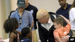 លោក ដូណាល់ ត្រាំ និង​លោក​ស្រី Melania Trump​ ជួប​ពល​រដ្ឋ​ដែល​រងគ្រោះ​ដោយ​ព្យុះ​ Harvey ក្នុង​ដំណើរ​ទស្សនកិច្ច​របស់​លោក​កាល​ពី​ថ្ងៃទី២ ខែ​កញ្ញា។