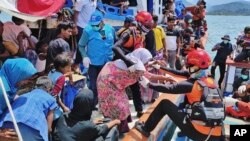 အောက်တိုဘာ ၁၄ ရက်နေ့က အင်ဒိုနီးရှားနိုင်ငံ အာချေးကမ်းခြေကို ဆိုက်ရောက်လာတဲ့ ရိုဟင်ဂျာဒုက္ခသည်တွေကို ကယ်ဆယ်ရေးအဖွဲ့က ကူညီပေးနေစဉ် (အောက်တိုဘာ ၁၄၊ ၂၀၂၄)