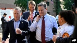 El representante Josh Gottheimer, demócrata por Nueva Jersey, el representante Jim Himes, demócrata por Connecticut, y el representante Donald Norcross, demócrata por Nueva Jersey, llegan a la sede del Comité Nacional Demócrata para reunión 9 de julio de 2024 en Washington.