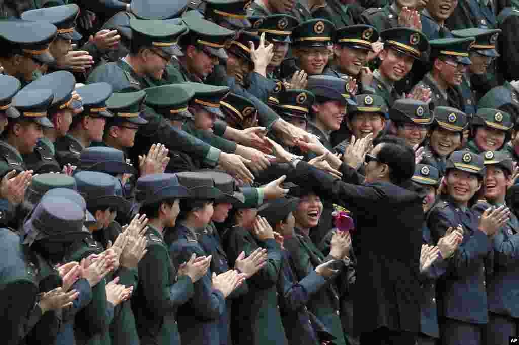 Para kadet militer Taiwan yang diwisuda berusaha bersalaman dengan Presiden Taiwan Ma Ying-jeou dalam upacara wisuda di kota Kaohsiung.