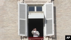 El papa Francisco lee la oración del Angelus al mediodía del domingo a los peregrinos reunidos en la Plaza de San Pedro en Roma, el 20 de diciembre de 2020.