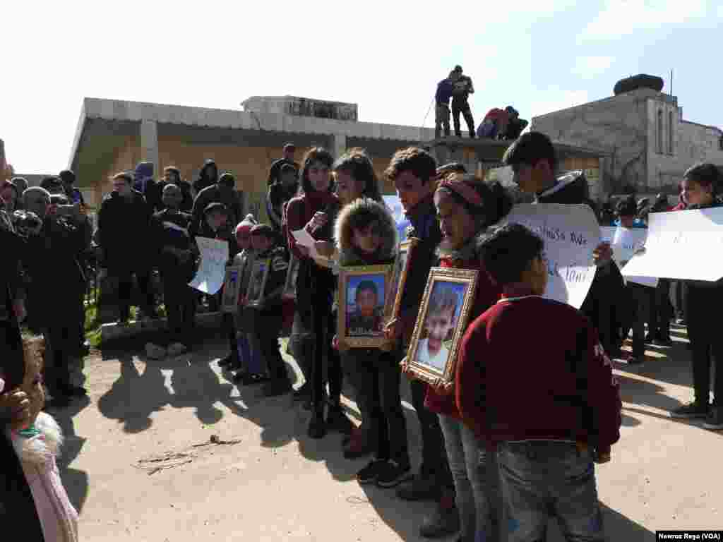 Xwepêşandan Zarokên Efrînê li Hember Navenda Rûsî