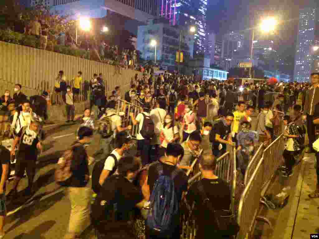 10月14日晚數以百計的香港示威群眾和警察對峙,警方驅之不散(美國之音海彥拍攝)