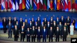 美国总统乔·拜登(前排中)在安德鲁·W·梅隆礼堂发表北约成立75周年讲话前，北约领导人合影留念。(2024年7月9日)