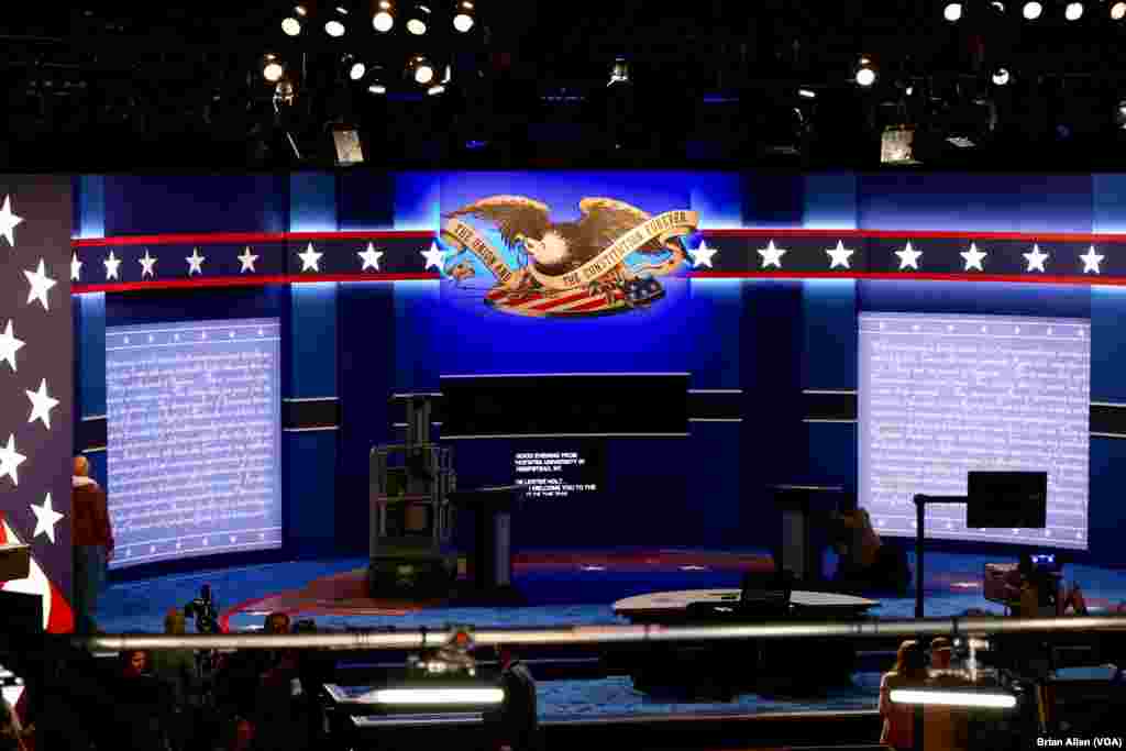 Last-minute preparations for Monday night's first presidential debate wrap up at Hofstra University. (B. Allen/VOA)