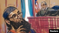 Sayfullo Saipov, en este boceto facilitado por el tribunal, escucha la sentencia del juez, quien le impone cadena perpetua por por cargos de asesinato y terrorismo después de atropellar a ciclistas y peatones con un camión. En Nueva York, EEUU, el 17 de mayo de 2023.