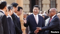 中国国家主席习近平（中）3月26日在南非会见南非总统祖马（右）