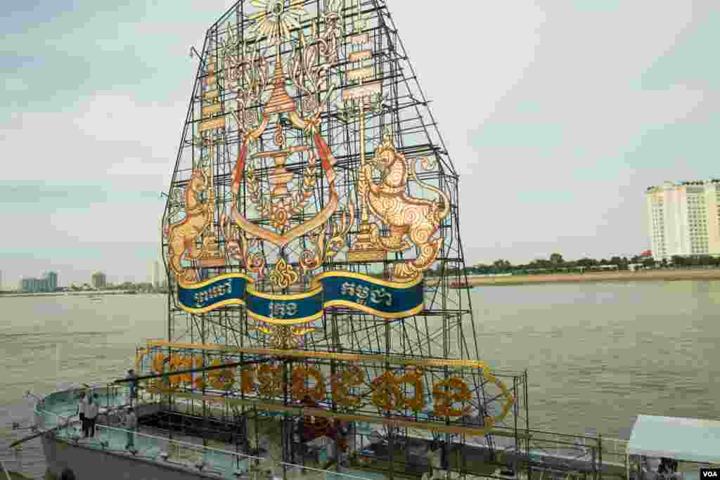 ការរៀបចំតម្លើងប្រទីប ដើម្បីអបអរសាទរព្រះរាជពិធីបុណ្យអុំទូក បណ្ដែតប្រទីប និងសំពះព្រះខែ អកអំបុកក្នុង រាជធានីភ្នំពេញ កាលពីថ្ងៃទី១៩ ខែវិច្ឆិកា ឆ្នាំ ២០១៨។ (ទុំ ម្លិះ/VOA)