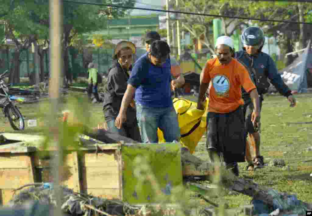 Residents carry the body of a tsunami victim in Palu, Central Sulawesi, Indonesia,, Sept. 29, 2018.