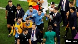 Los jugadores de Uruguay protestan con el árbitro Daniel Siebert, después del partido contra Chana, en la Copa Mundial de la FIFA Qatar 2022, en el Estadio al Janoub, al Wakrah, el 2 de diciembre de 2022 