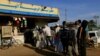 Des clients font la queue pour acheter du pain dans une boulangerie à Khartoum, au Soudan, en février. 19, 2020.