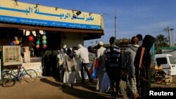 Des clients font la queue pour acheter du pain dans une boulangerie à Khartoum, au Soudan, en février. 19, 2020.