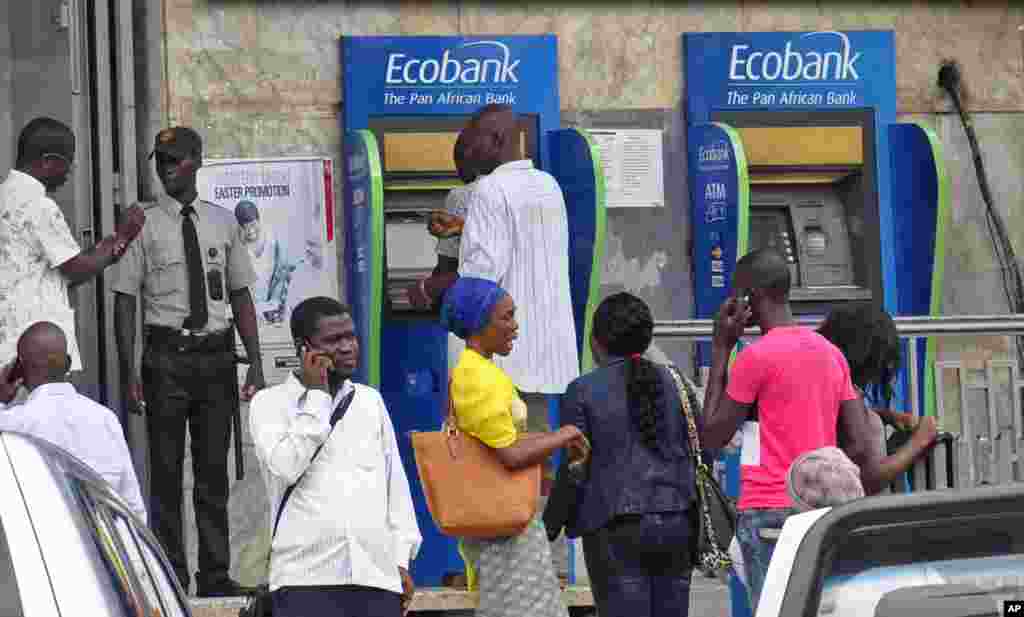 People queue outside a bank as fear spreads that public buildings might be closed due to the spread of the deadly Ebola virus, Monrovia, Liberia, Aug. 4, 2014. 