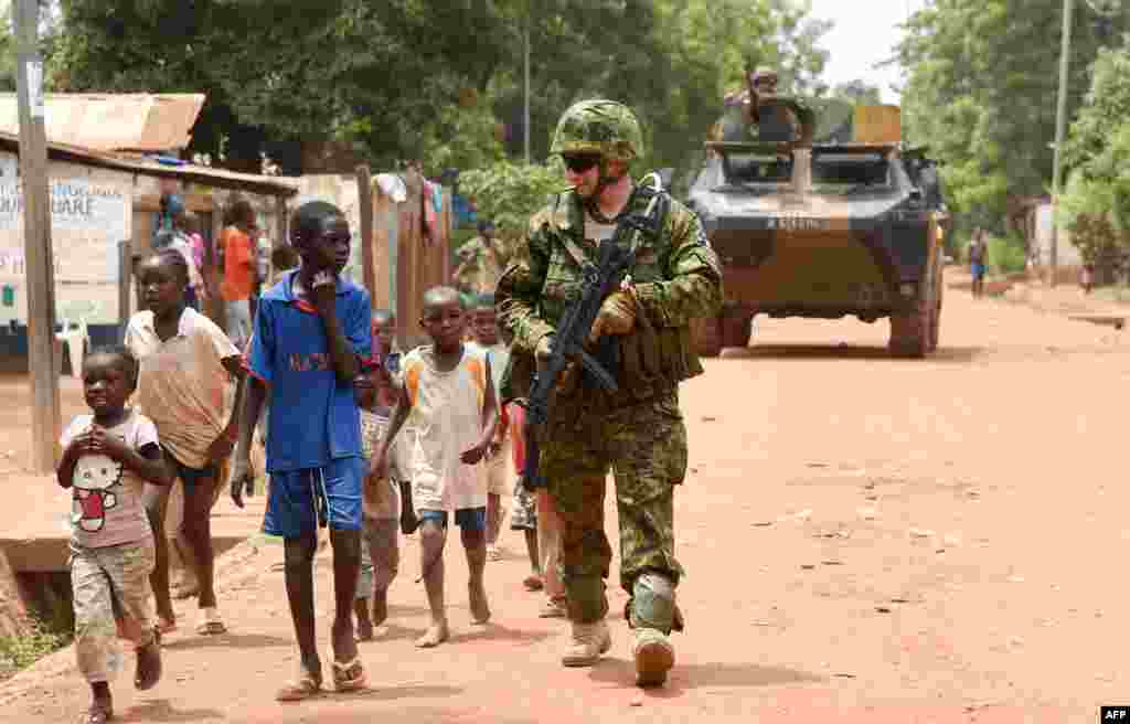 Tentara Uni Eropa berbicara dengan anak-anak saat melakukan patroli di Bangui, Afrika Tengah.