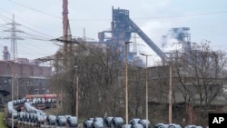Kumpulan baja siap diangkut dengan kereta di pabrik baja Thyssenkrupp di Duisburg, Jerman, pada 4 Februari 2025. (Foto: AP/Martin Meissner)