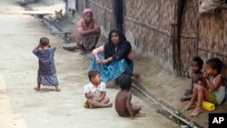 Muslim Myanmar, yang menyebut diri mereka sebagai kaum yang teraniaya “Muslim Rohingya” duduk di kamp penampungan pengungsi Da Paing di Sittwe Utara, di negara bagian Rakhine, Myanmar (Foto: dok).