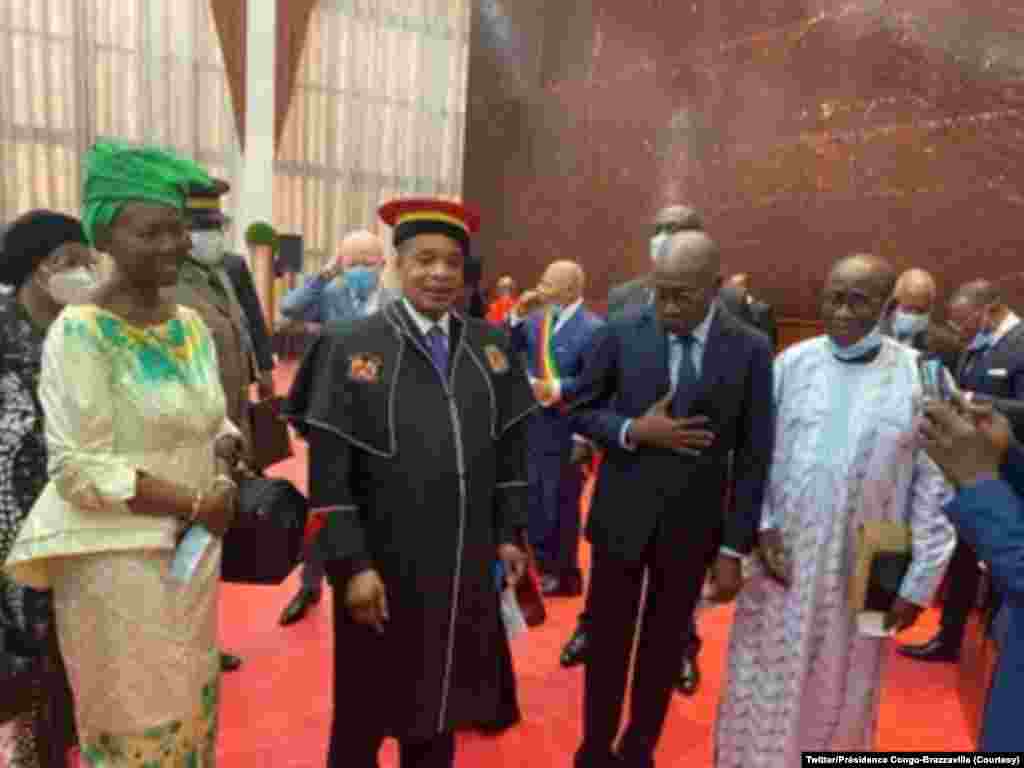 Président Denis Sassou na bato basusu nsima na kozwa mbano ya Docteur Honoris Causa ya Université Marien Ngouabi na Palais ya Congrès, Brazzaville, 12 novembre 2020. (Twitter/Présidence Congo-Brazzaville)