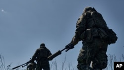 우크라이나군 저격수들이 지난 2일 동부 격전지 바흐무트 최전방에서 러시아 병력 이동 방향을 따라 행군하고 있다. 
