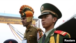 中國和印度守衛邊境的軍人。（資料照路透社）