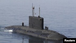 Kapal selam Angkatan Laut Iran patroli di dekat selat Hormuz (foto: dok). Iran melakukan latihan bersama dengan kapal-kapal Pakistan. 