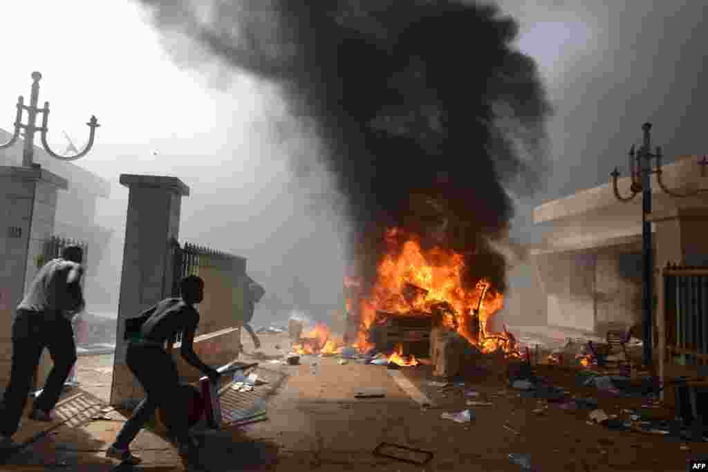 Para demonstran memasuki gedung parlemen di Ouagadougou, Burkina Faso (30/10).