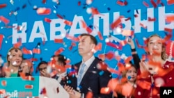 លោក Alexei Navalny មេដឹកនាំ​ក្រុម​ប្រឆាំង​រុស្ស៊ី (រូប​ស្តាំ) និង​ភរិយា​របស់​លោក​គឺ​លោកស្រី Yulia សាទរ​នូវ​ជ័យជម្នះ​របស់​លោក​ក្នុង​កិច្ចប្រជុំ​មួយ​ដែល​តែងតាំង​លោក​ជា​បេក្ខជន​ប្រធានាធិបតី​ក្នុង​ក្រុង​មូស្គូ ប្រទេស​រុស្ស៊ី កាលពី​ថ្ងៃទី២៤ ខែធ្នូ ឆ្នាំ២០១៧។