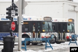 Autobuses de la Autoridad de Tránsito de Chicago en la zona de llegada de migrantes durante una tormenta invernal el 12 de enero de 2024 en Chicago, Illinois. (Foto de KAMIL KRZACZYNSKI / AFP)