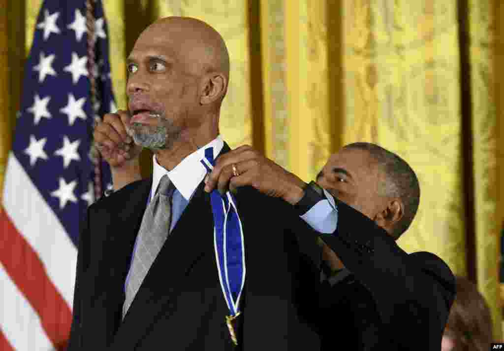Presiden AS Barack Obama 'sedikit kesusahan' mengalungkan penghargaan "Presidential Medal of Freedom" kepada mantan bintang NBA Kareem Abdul-Jabbar yang tingginya hampir 2,2 meter, di Gedung Putih.