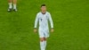 Otro aficionado intenta acercarse a Cristiano Ronaldo saltando desde las gradas