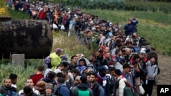 Fila de inmigrantes en el paso fronterizo de Zakany, en Hungría.