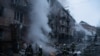 У Вишгороді на місці зруйнованого ракетним обстрілом РФ житлового будинку працюють рятувальники. 