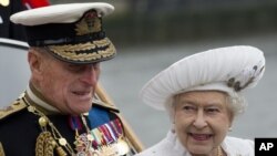 Pangeran Philip (kiri) tidak bisa menghadiri rangkaian perayaan 'Diamond Jubilee' isterinya Ratu Elizabeth II karena harus dirawat di rumah sakit.