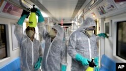 Wasu ma'aikatan lafiya suna feshi domin kashe kwayar cutar coronavirus a Tehran babban birnin Iran, ranar 26 ga watan Fabrairu, 2020.