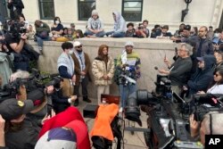 Lider demonstracija Khymani James, u sredini, i drugi demonstranti obraćaju se medijima u kampusu Univerziteta Kolumbija u New Yorku 24. aprila 2024.