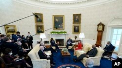 Rais Joe Biden, akiwa na Makamu Rais Kamala Harris, wakizungumza na Spika Nancy Pelosi na viongozi wengine White House, Friday, Feb. 5, 2021, in Washington. (AP Photo/Alex Brandon)