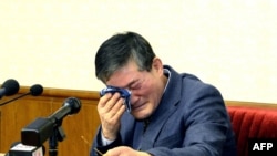 ជនជាតិ​កូរ៉េ​ អាមេរិក Kim Dong-Chul ថ្លែង​នៅ​ក្នុង​សន្និសីទសារព័ត៌មាន​មួយ​ក្នុង​ទីក្រុង​ព្យុងយ៉ាង កាលពី​ថ្ងៃទី​២៥ មីនា ឆ្នាំ ២០១៦។