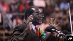 Presiden Zimbabwe Robert Mugabe saat menghadiri pertemuan di Harare, 7 April 2016 (Foto: dok). 